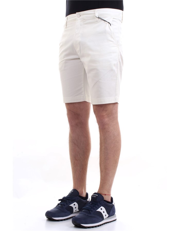 LEVI'S Shorts White